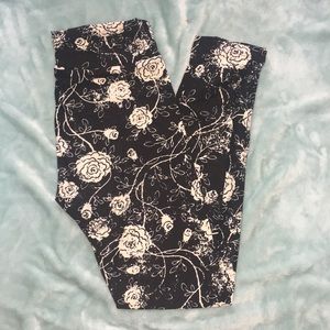 BLACK & CREAM flower leggings one size.